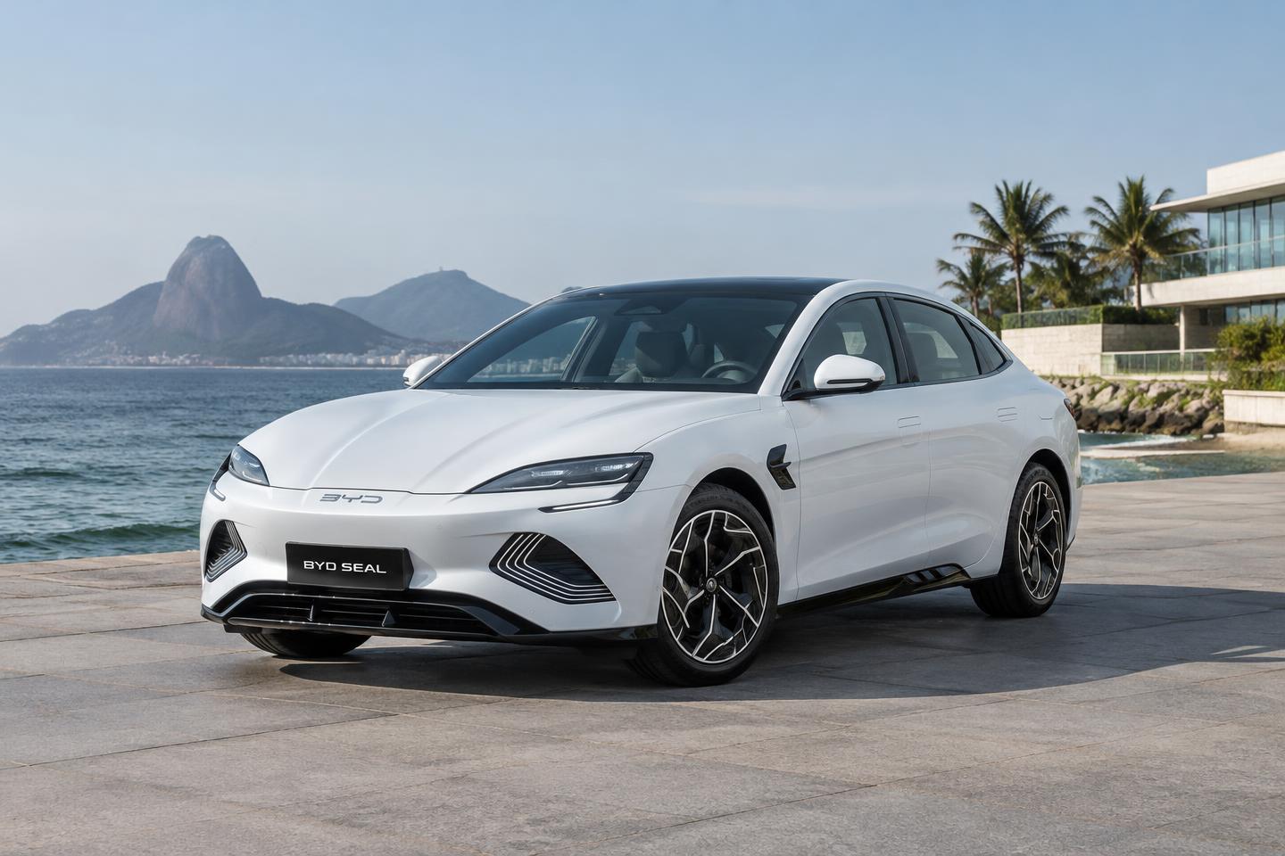 BYD Seal elétrico branco em um cenário à beira-mar no Brasil